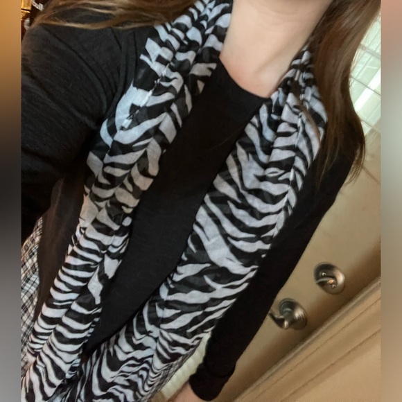 ⚫️Zebra Infinity Scarf - Picture 4 of 9